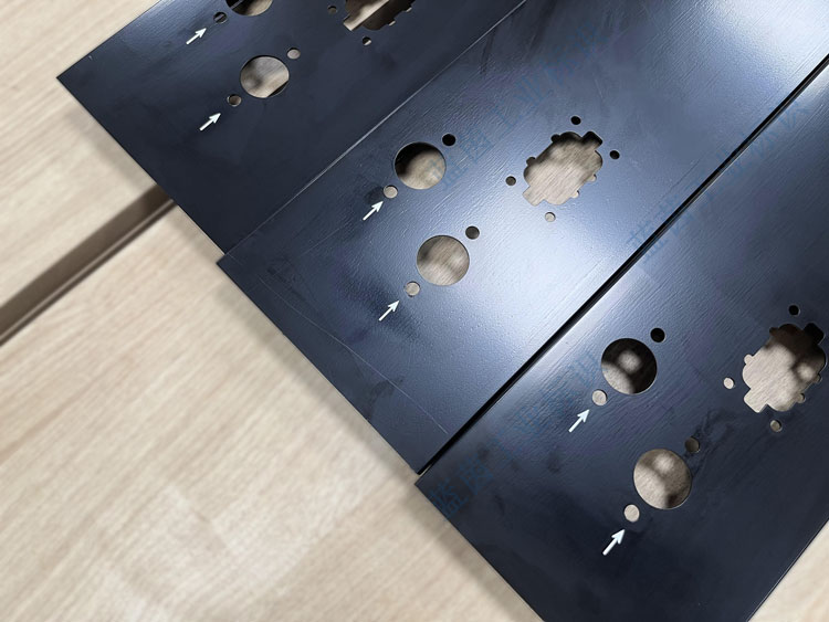 UV噴碼機在汽配件金屬鍍漆表面噴印白墨字符，指示標(biāo)識