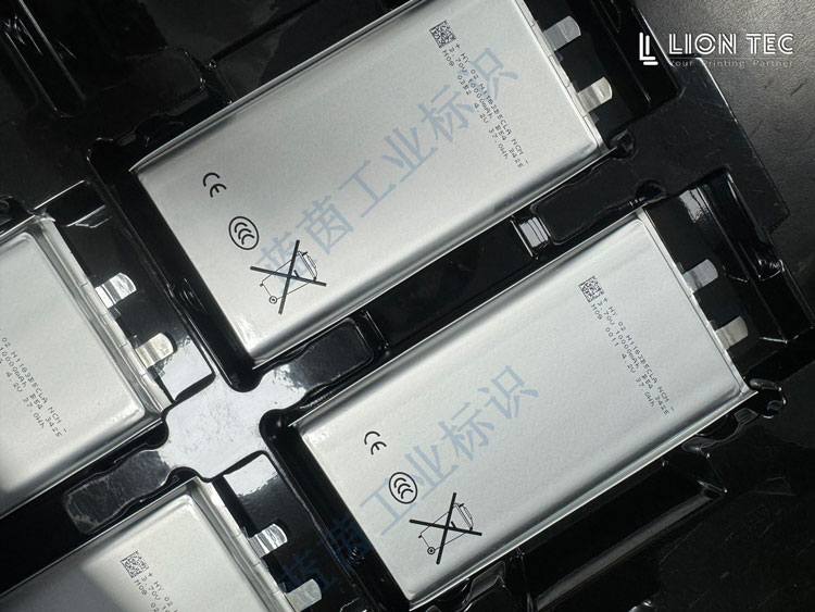 UV噴碼機(jī)替代小字符鋰電池應(yīng)用 給客戶送樣，兩種效果對(duì)比