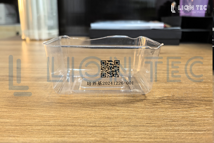 UV噴碼機(jī)在塑料培養(yǎng)基器皿上精準(zhǔn)清晰賦碼