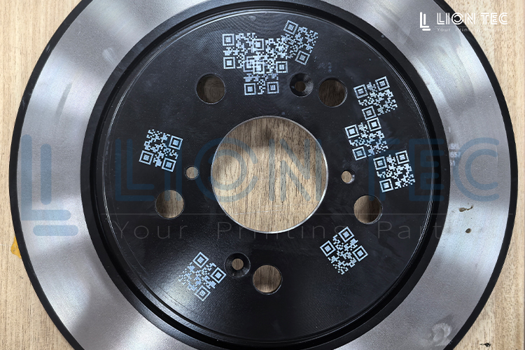 汽車剎車盤二維碼UV噴碼機(jī)-黑白墨打樣案例