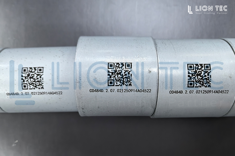 電池套管?chē)姶a機(jī)｜金屬表面UV噴碼高清追溯方案